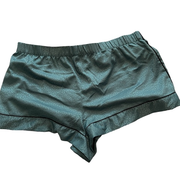 Victoria Secret Satin Women’s Sleep Shorts in Size XXL. Blue cheetah print - Picture 2 of 4